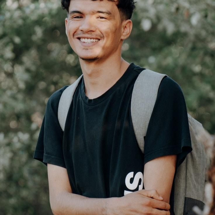 Jordan Kim, Client Relations Director, discussing corporate gifting strategy with business clients